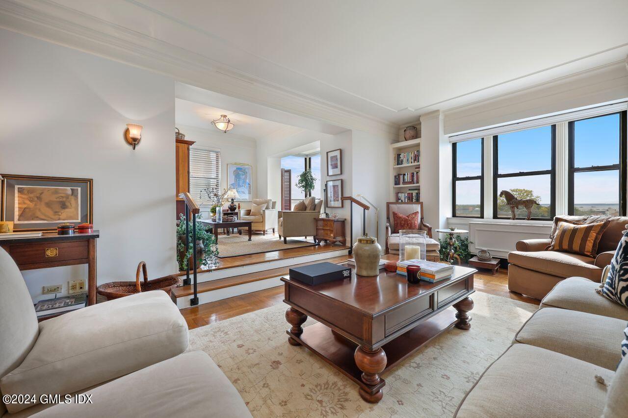 40 W Elm Street, 4L