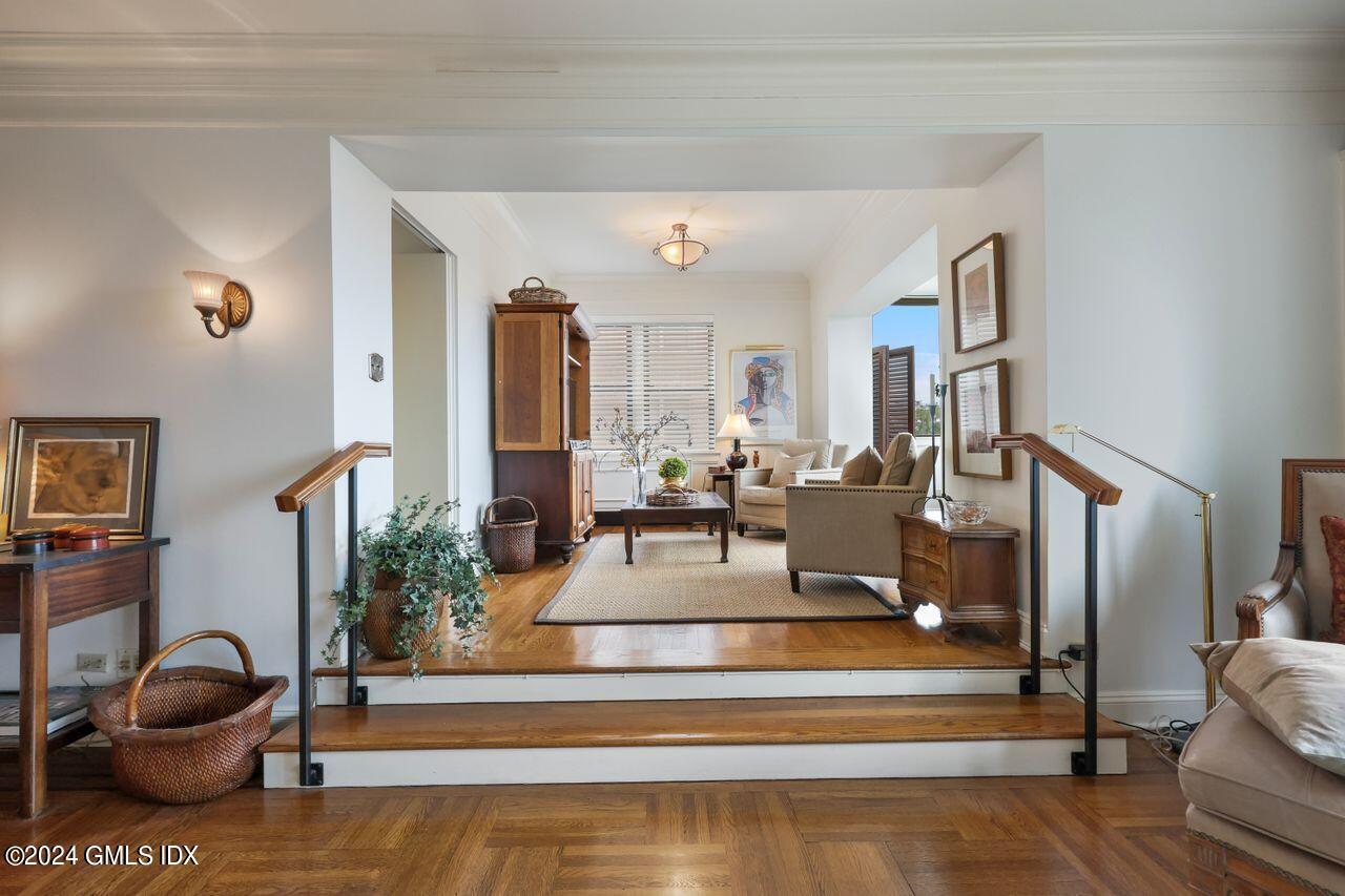 40 W Elm Street, 4L