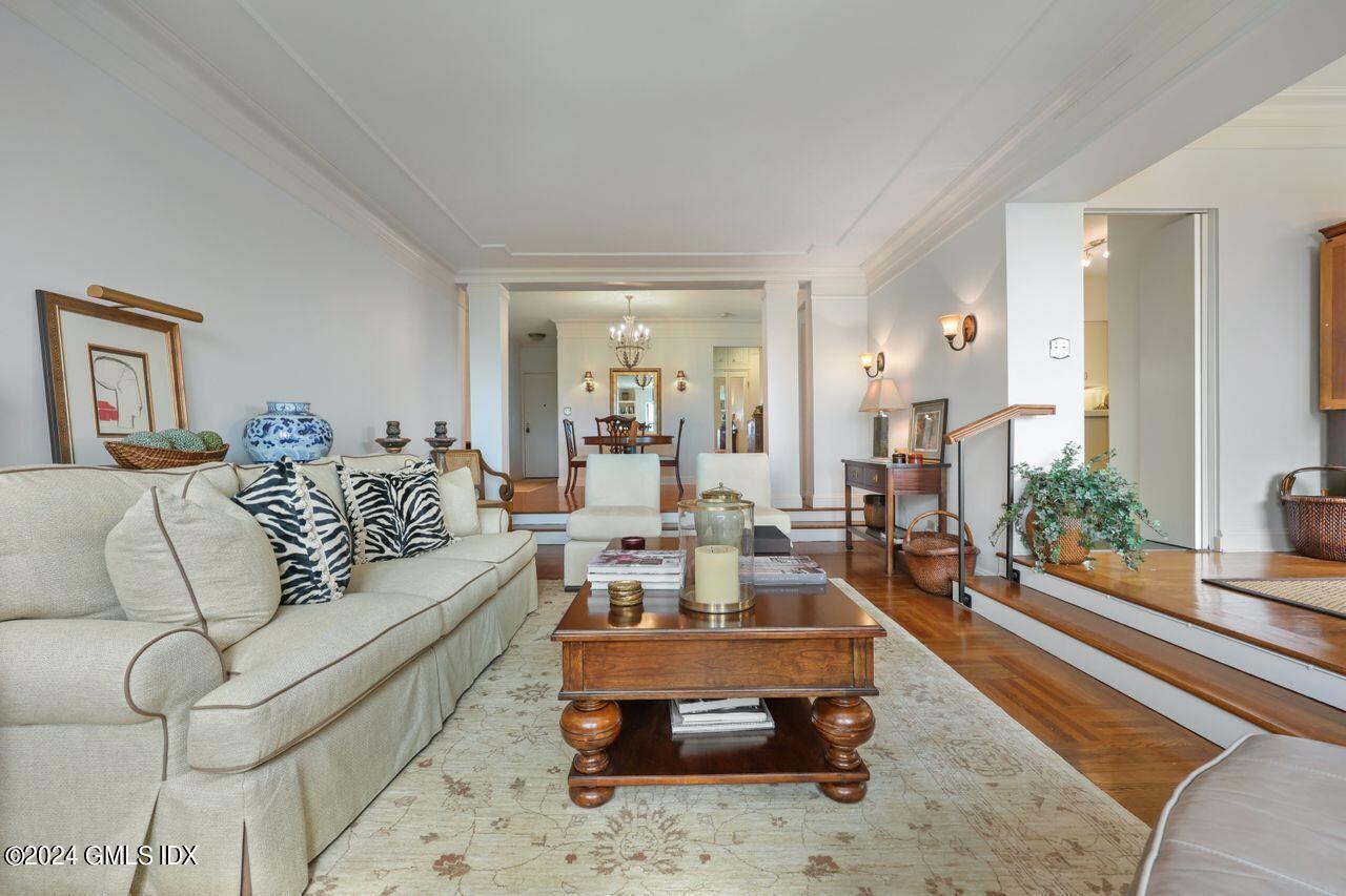 40 W Elm Street, 4L