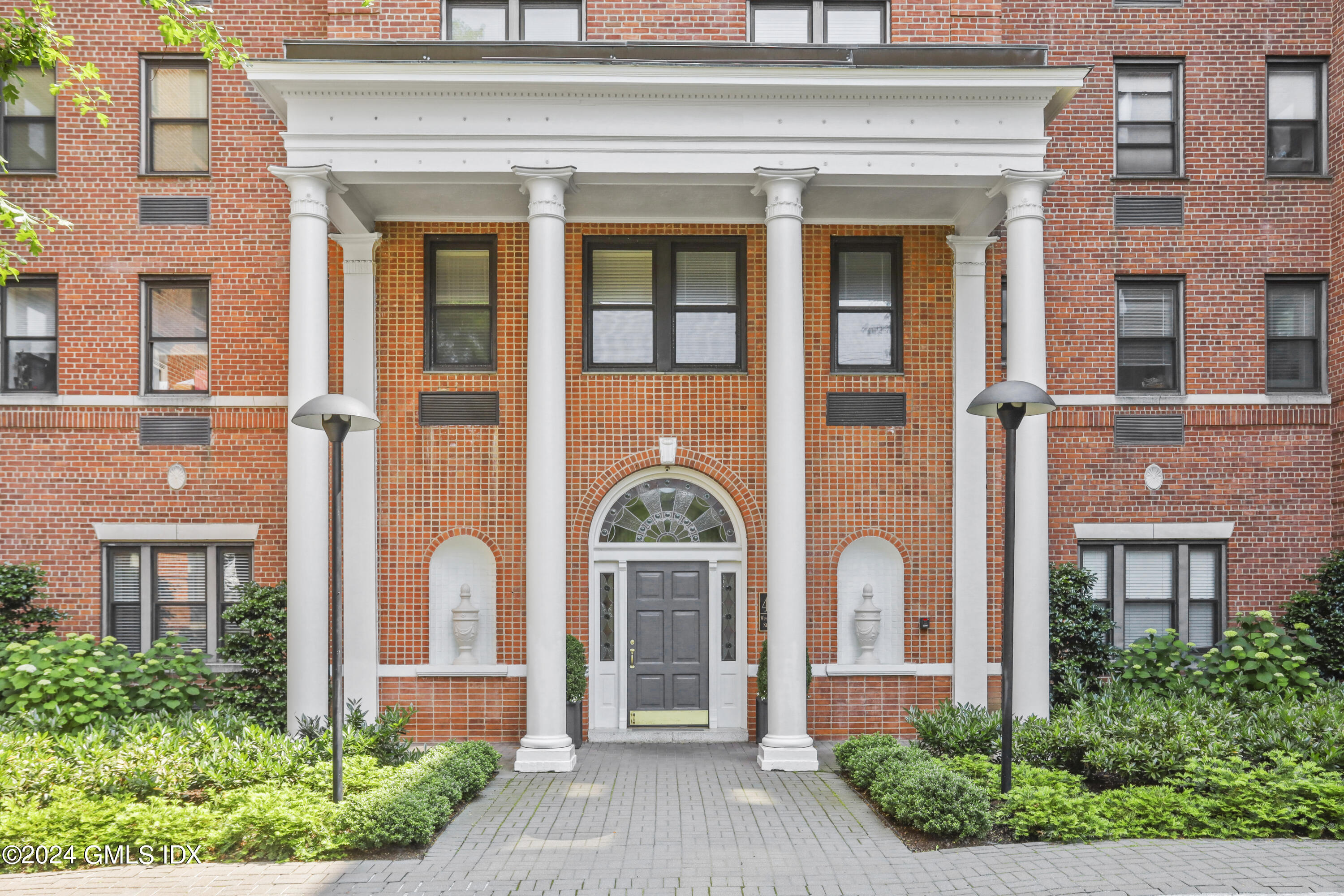 40 W Elm Street, 4L