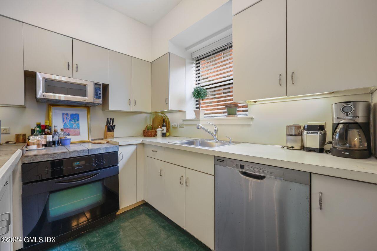 40 W Elm Street, 4L