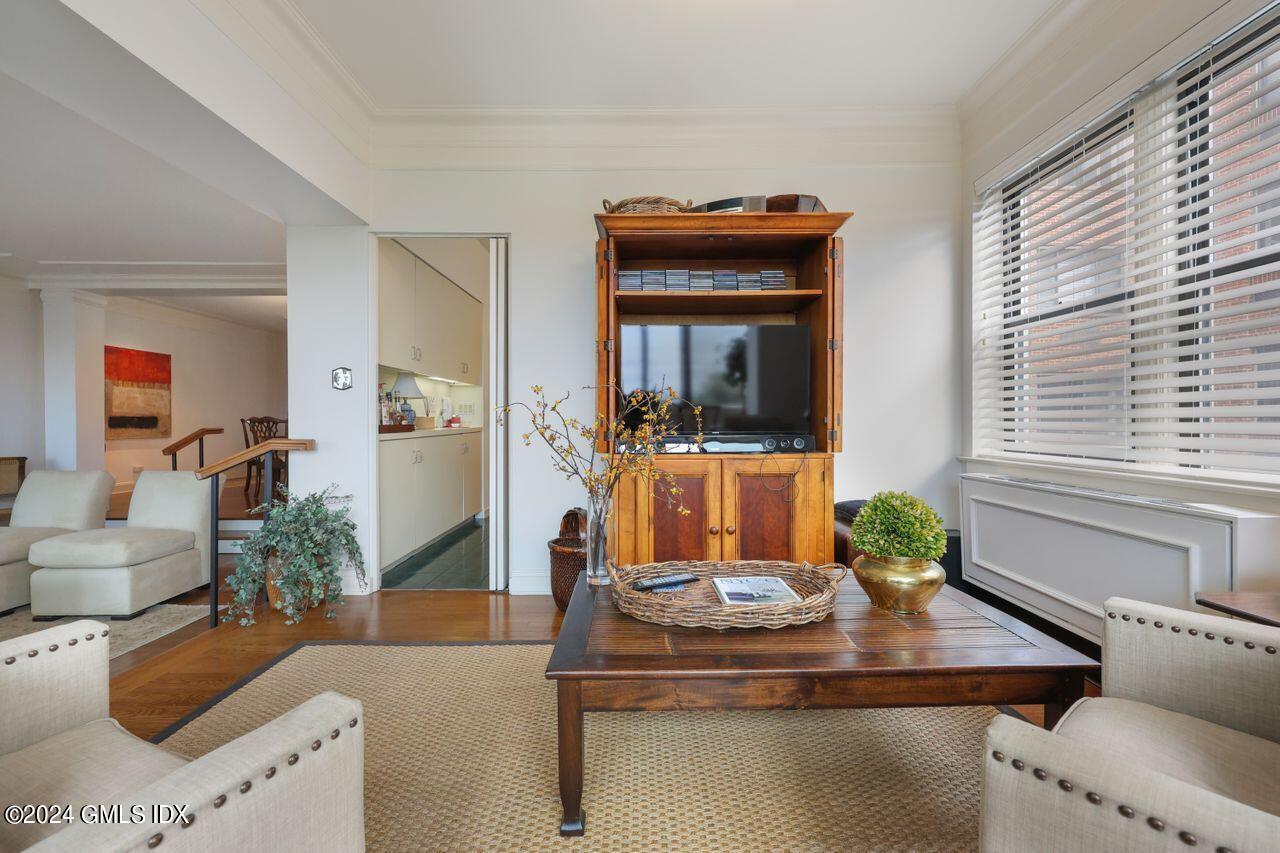 40 W Elm Street, 4L