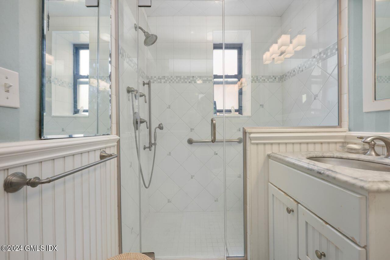 40 W Elm Street, 4L