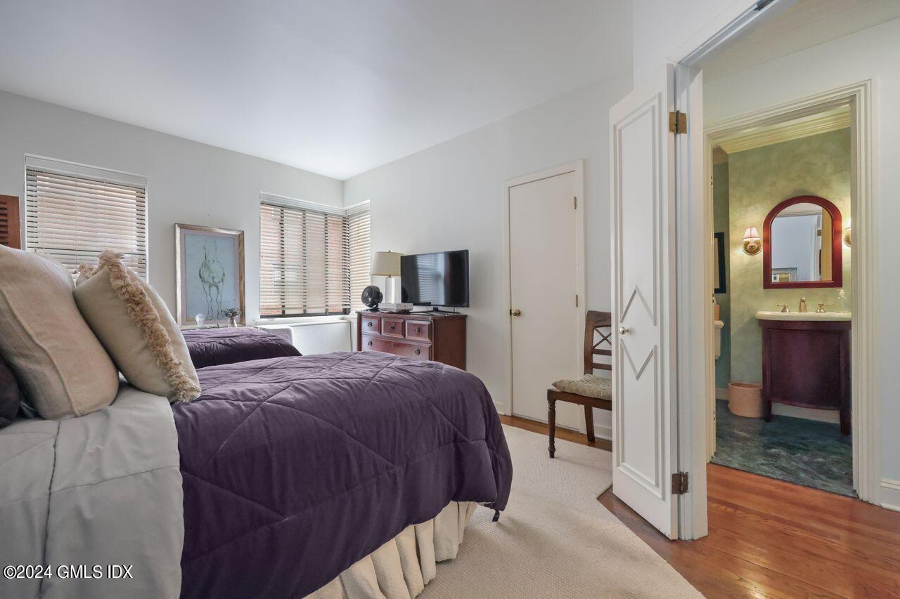 40 W Elm Street, 4L