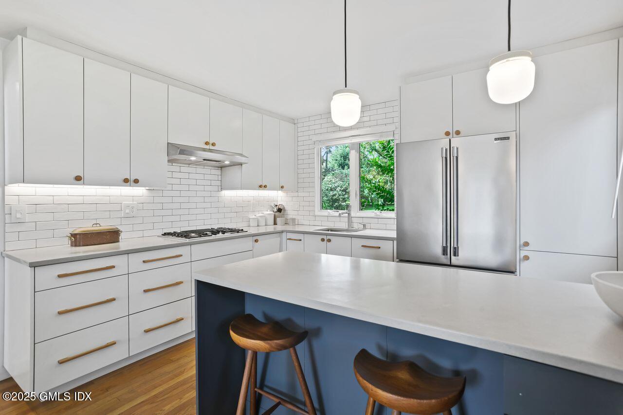 608 W LYON FARM Drive, 608