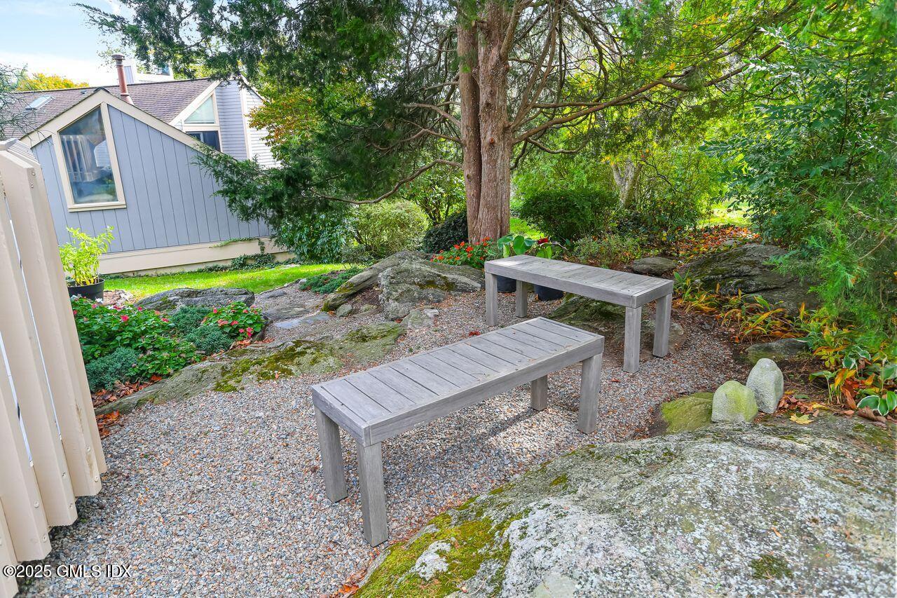 608 W LYON FARM Drive, 608