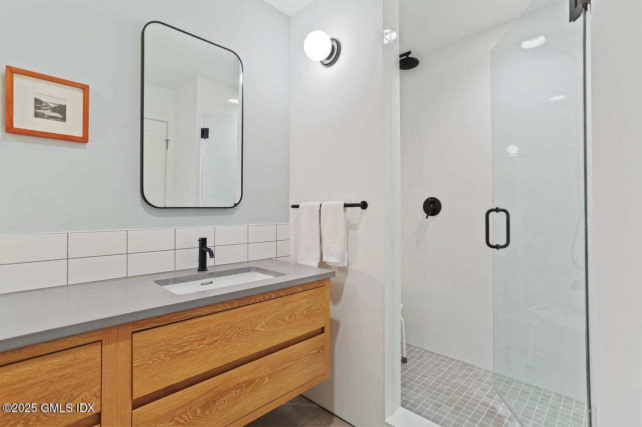 608 W LYON FARM Drive, 608