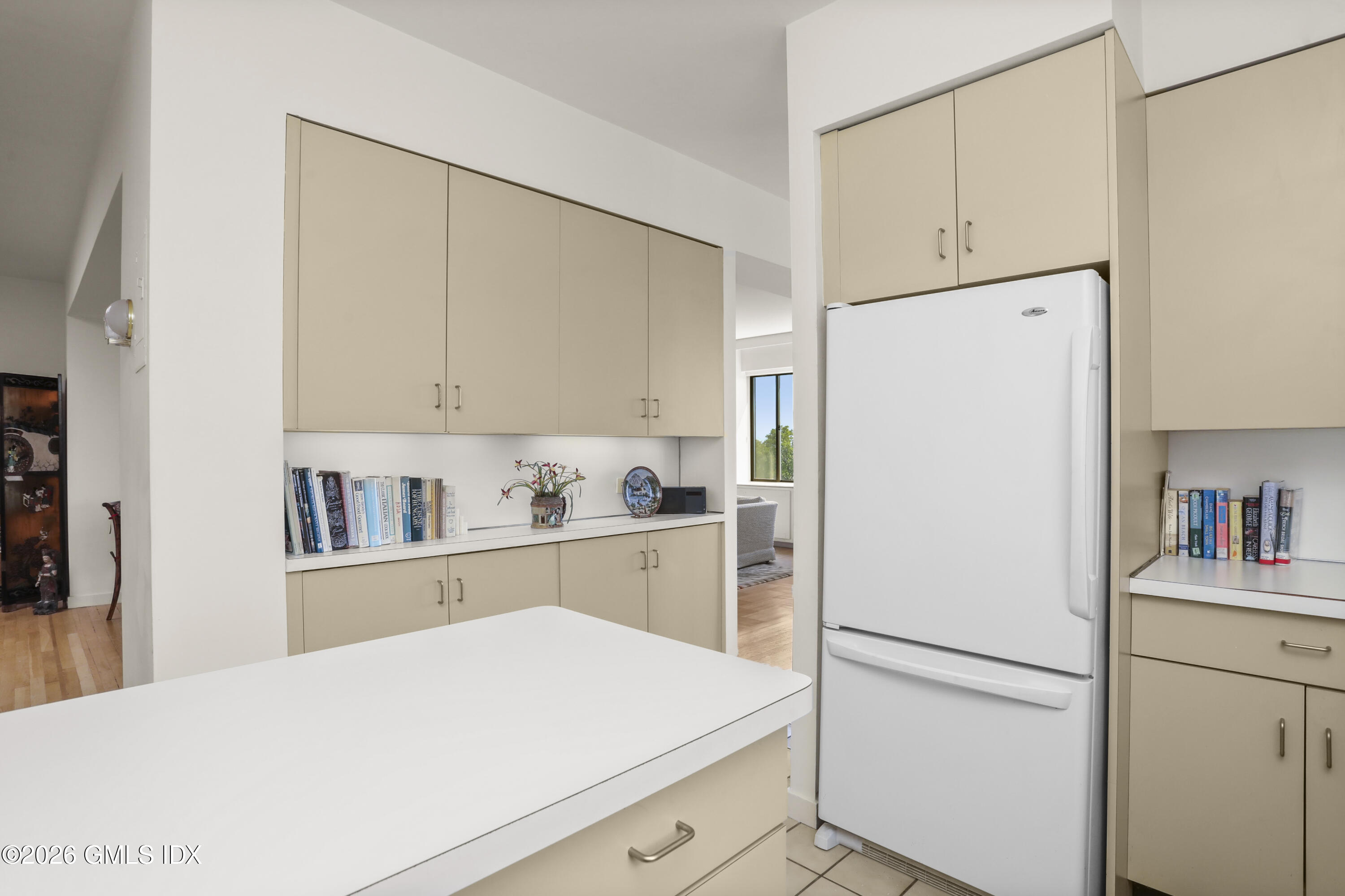 40 W Elm Street APT 6E