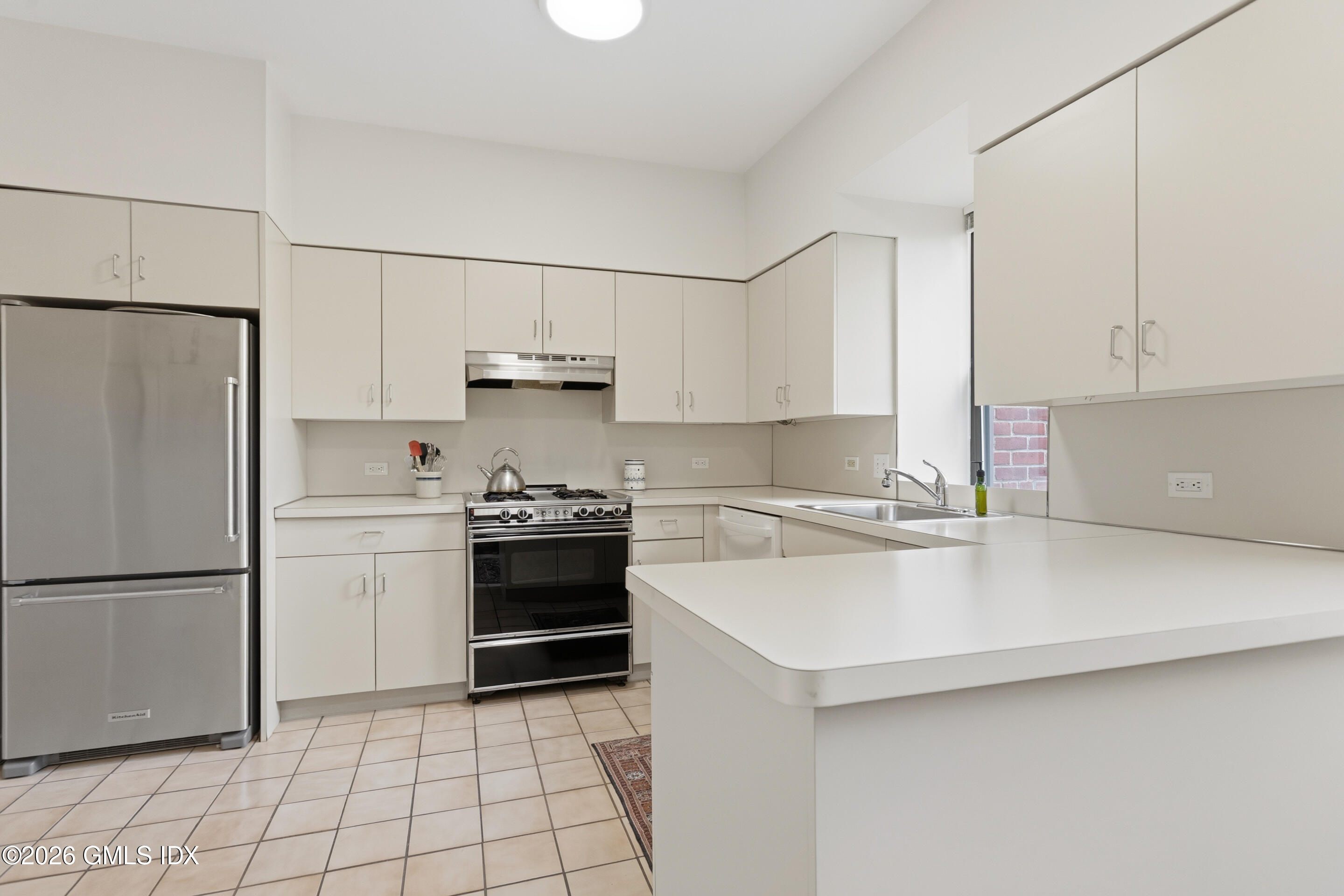 40 W Elm Street 2M
