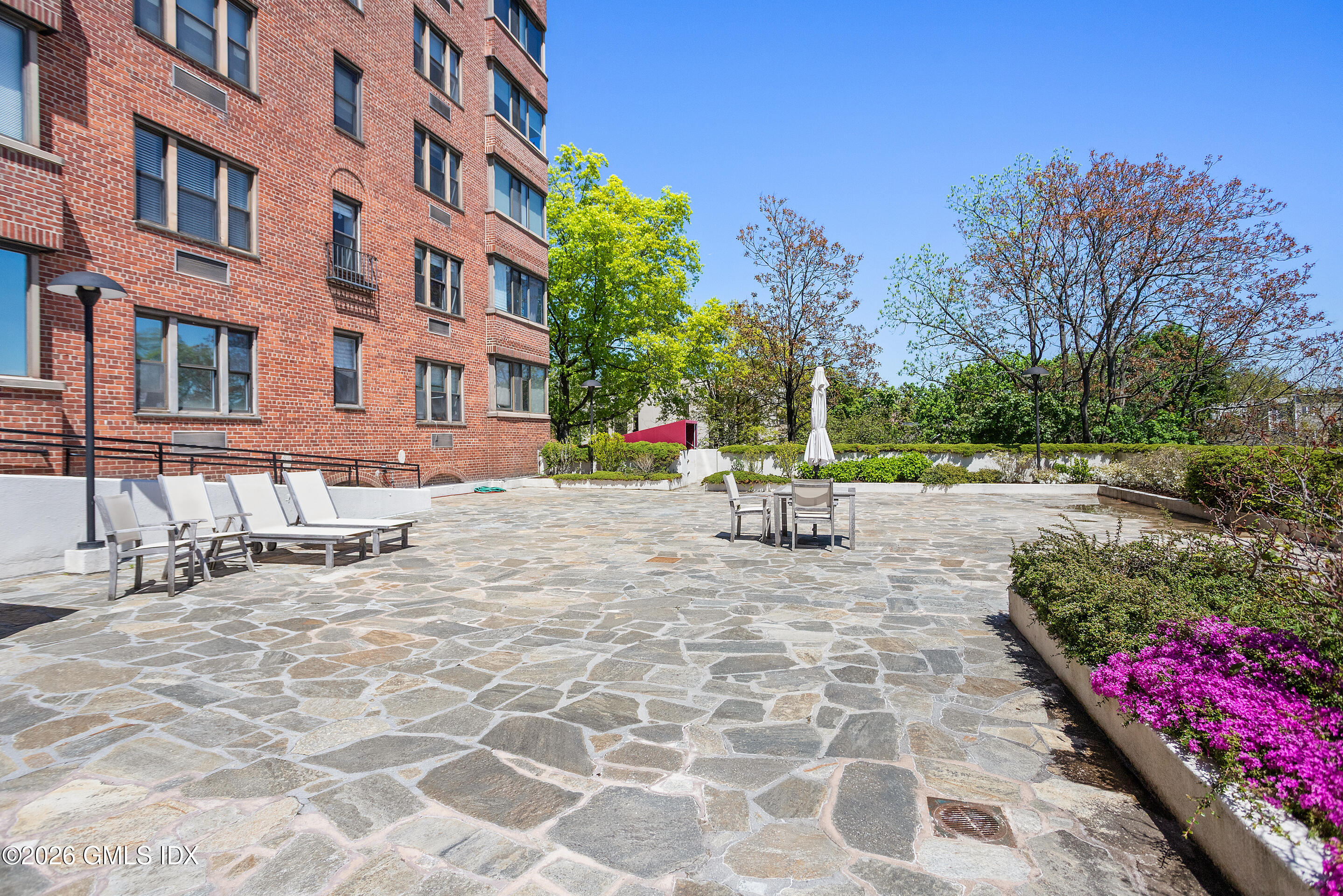 40 W Elm Street 2M
