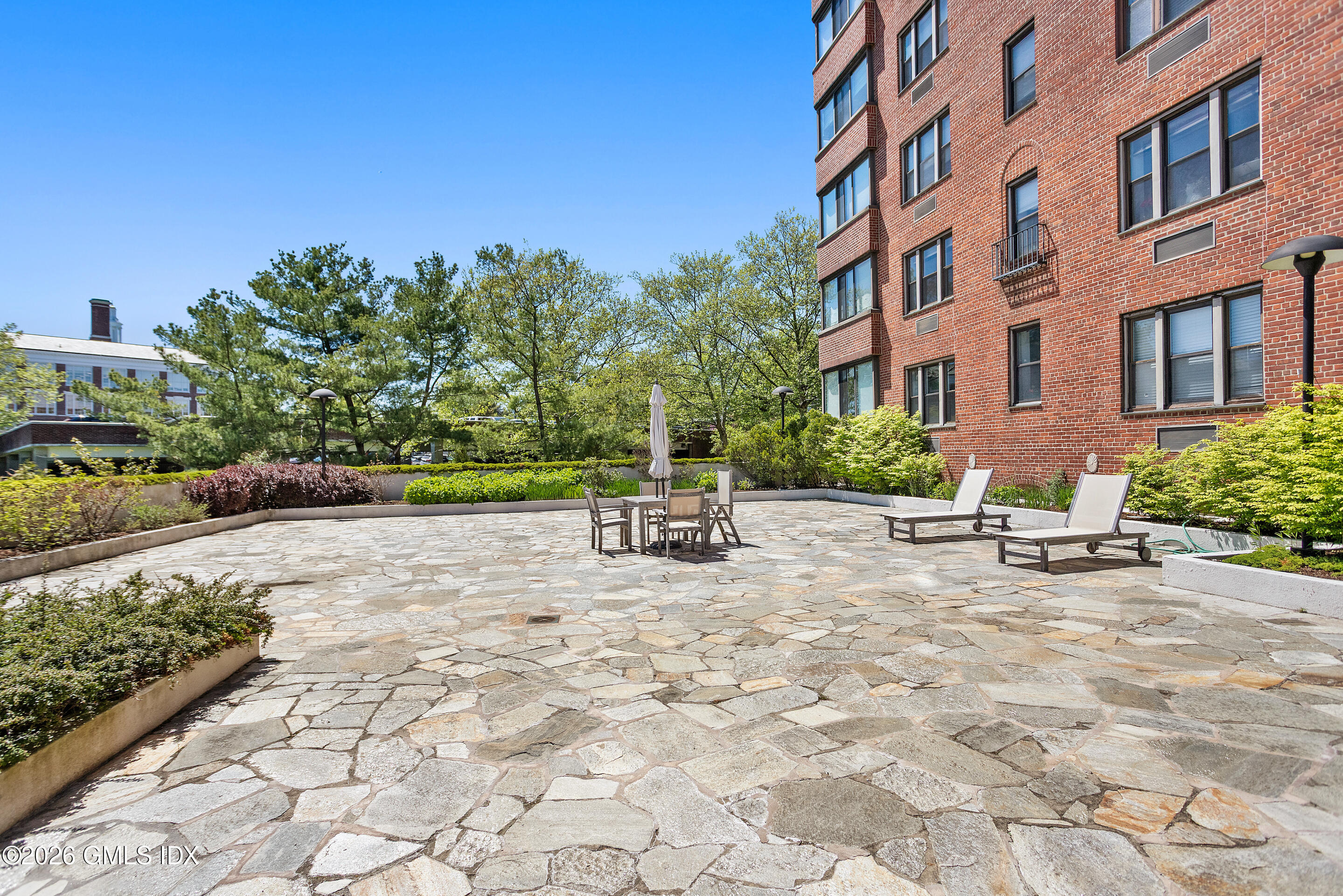 40 W Elm Street 2M