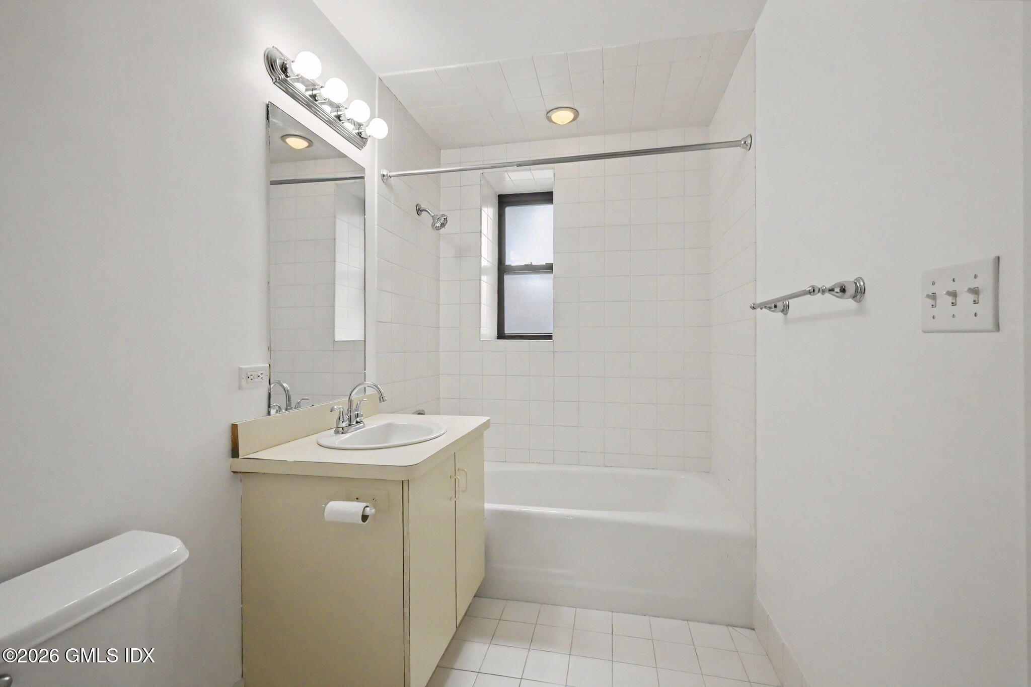40 W Elm Street APT 2M