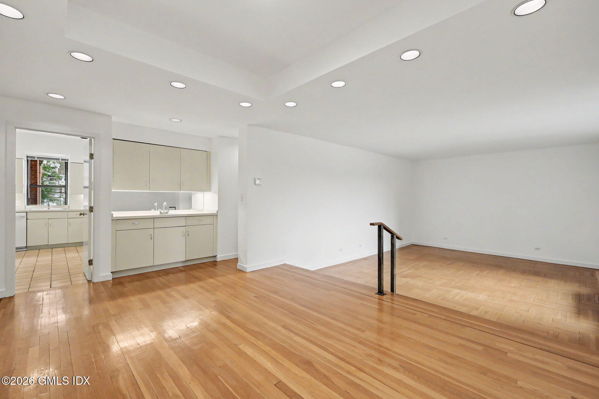 40 W Elm Street APT 2M