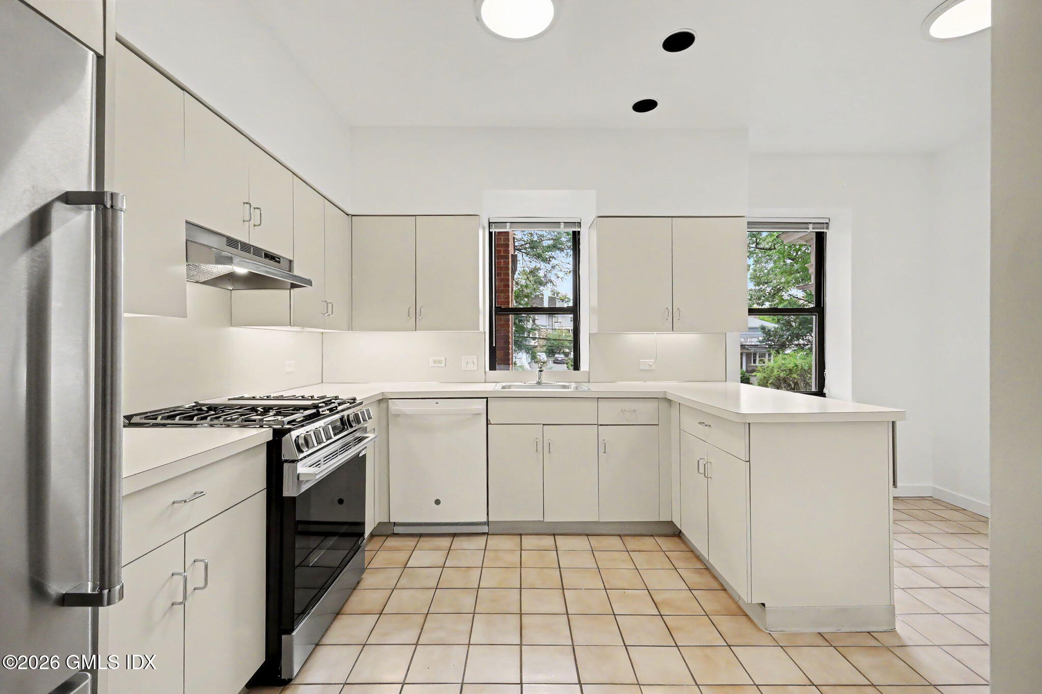 40 W Elm Street APT 2M