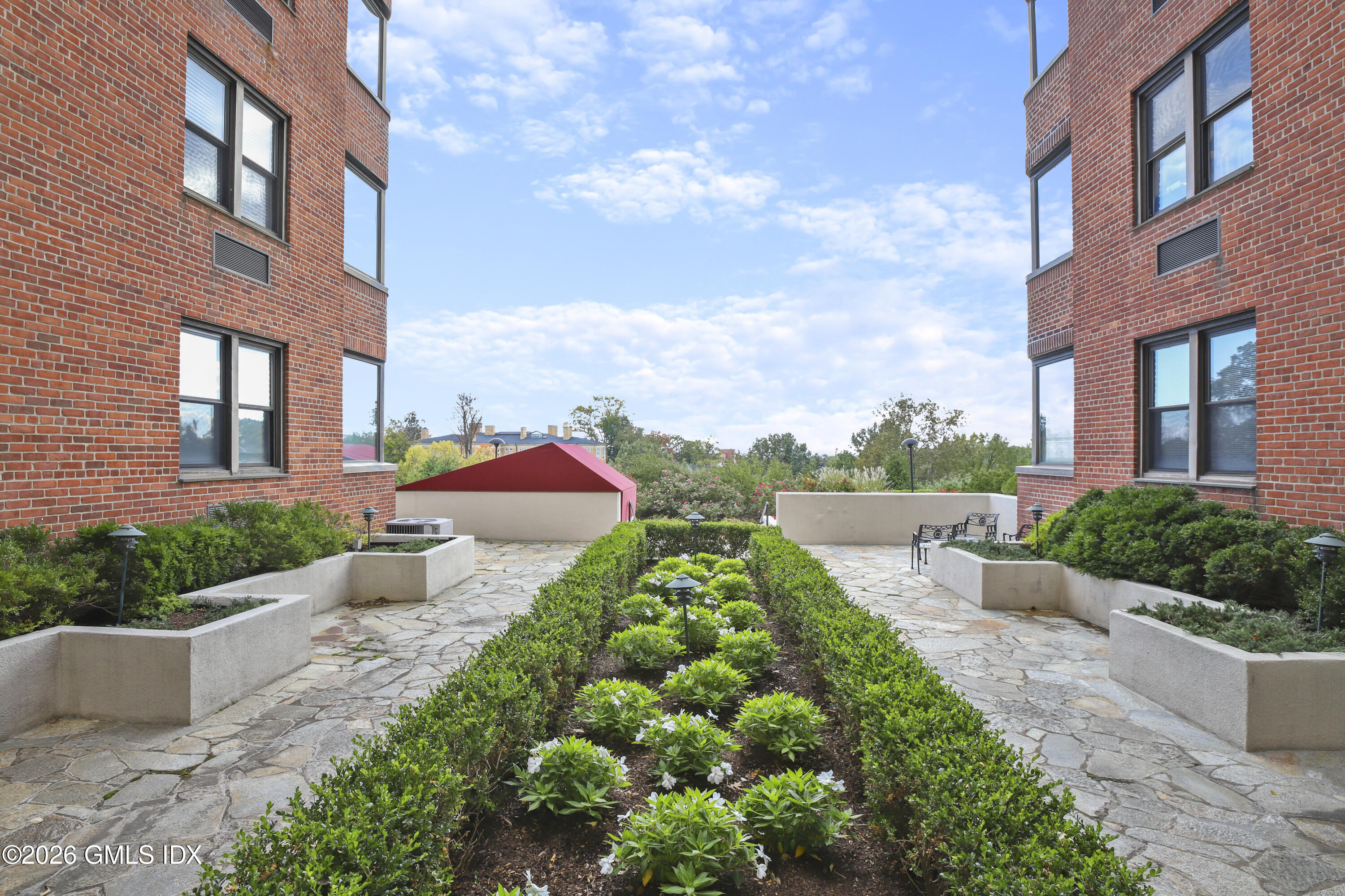 40 W Elm Street APT 2M