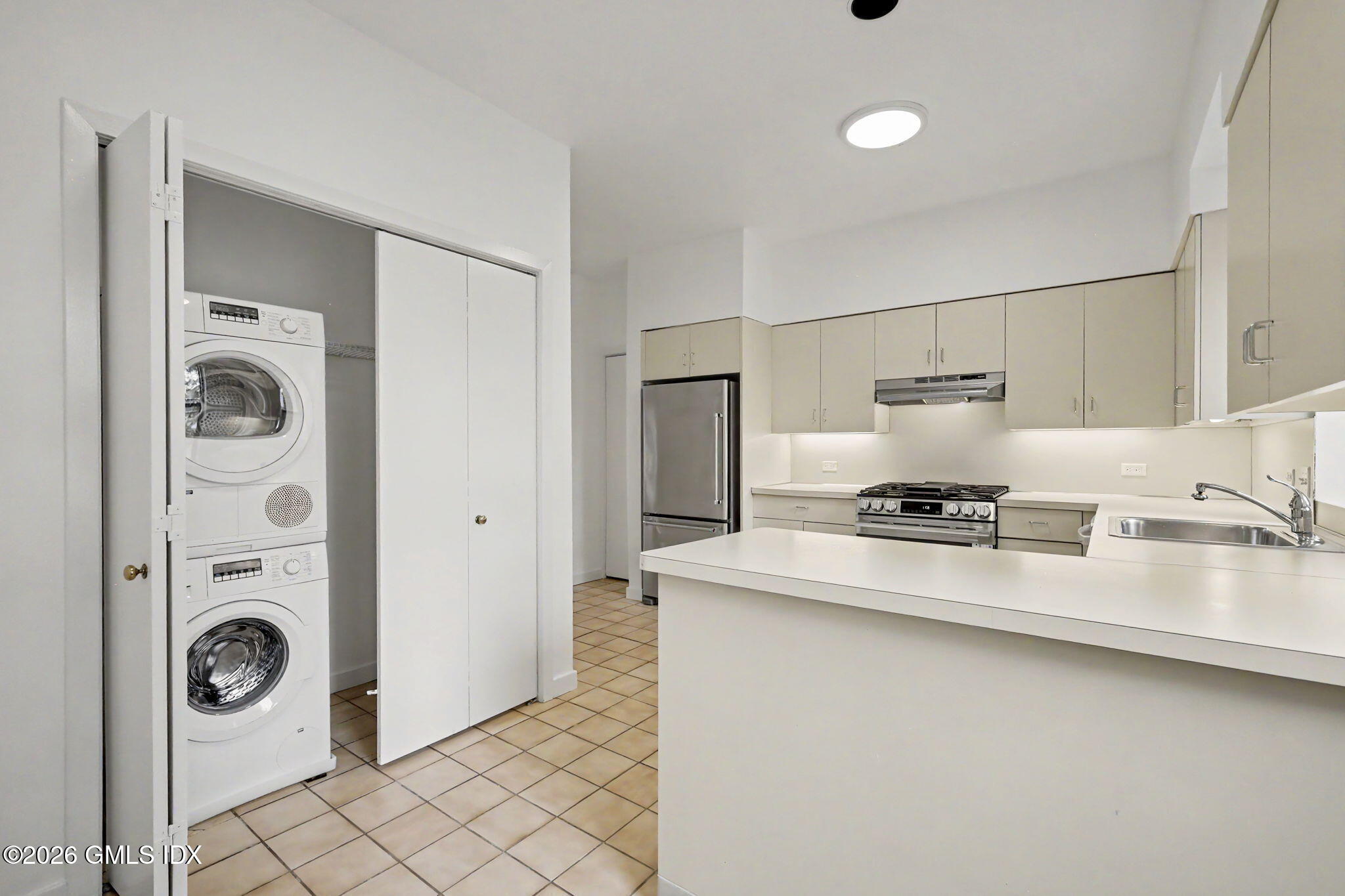 40 W Elm Street APT 2M
