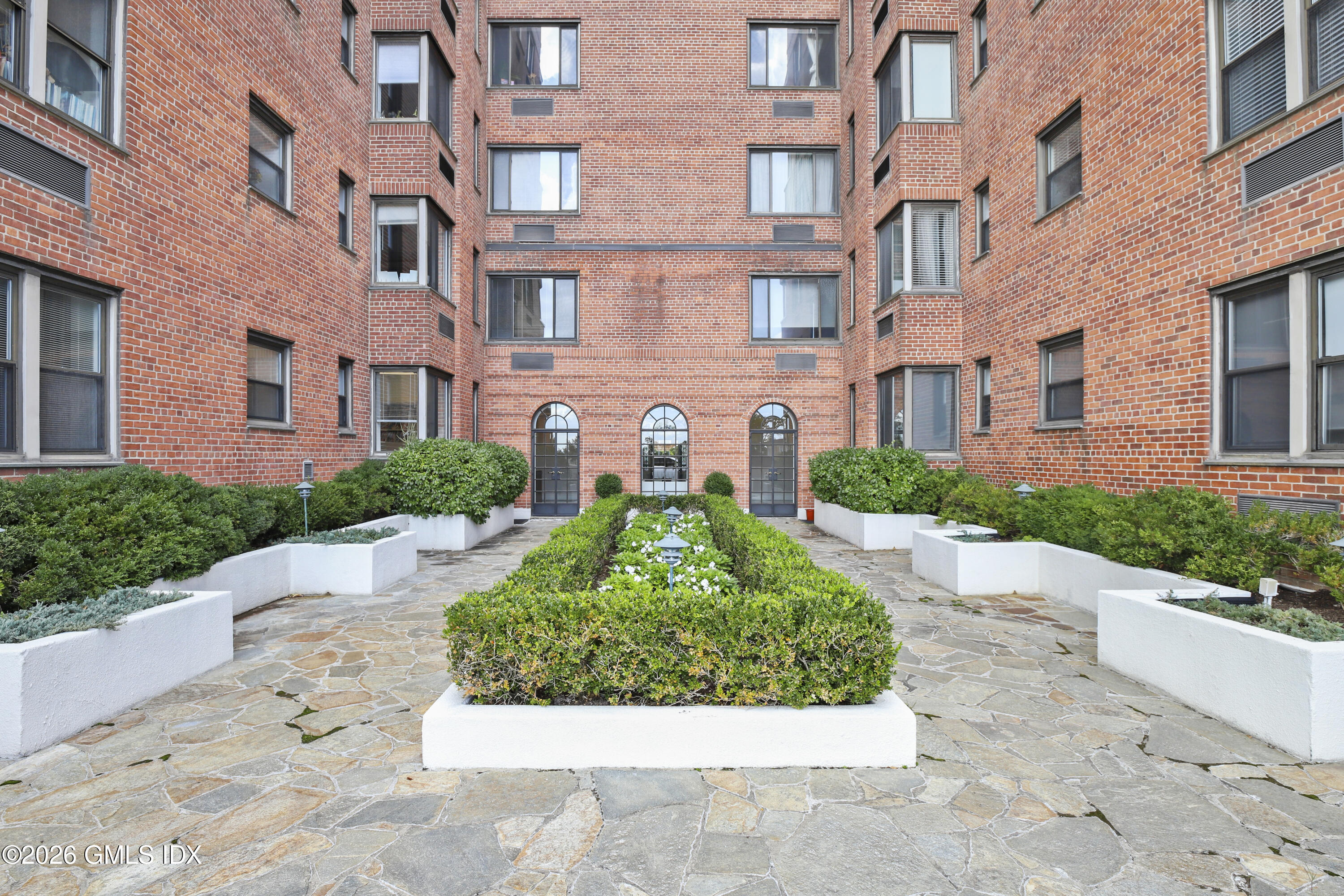 40 W Elm Street APT 2M
