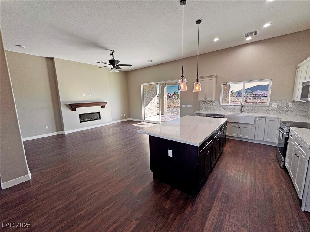 2801 West Wisteria Way