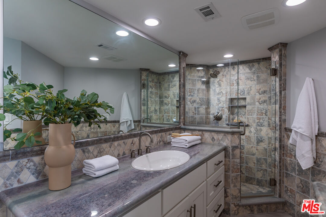 1448 Nathan Ln