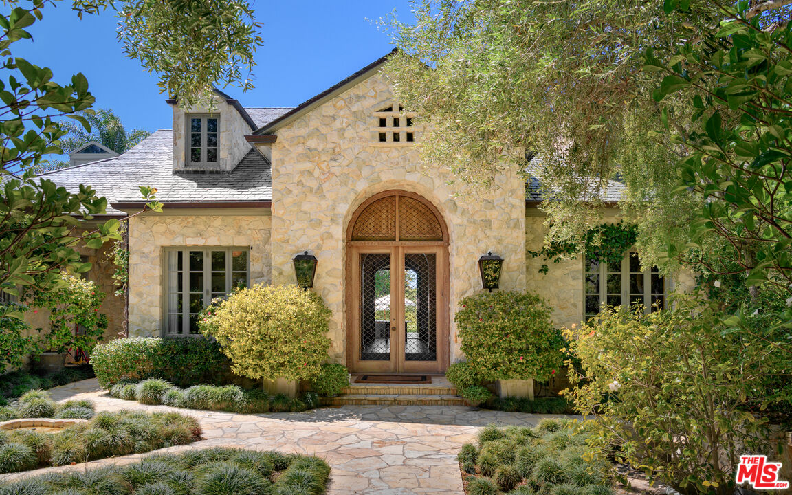 6625 Zumirez Dr