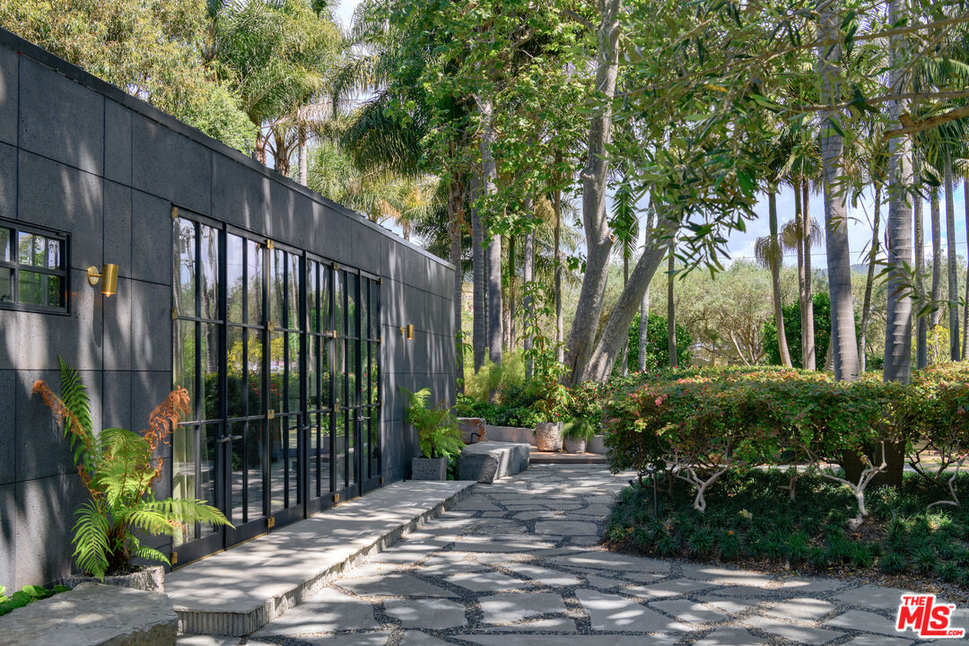 6625 Zumirez Dr