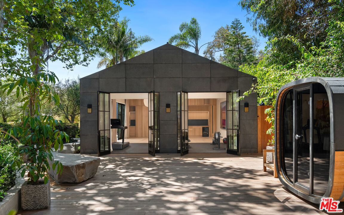 6625 Zumirez Dr
