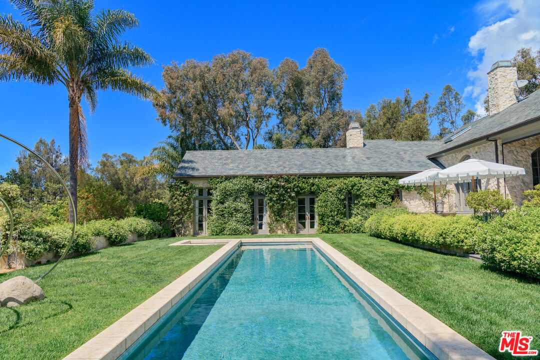 6625 Zumirez Dr