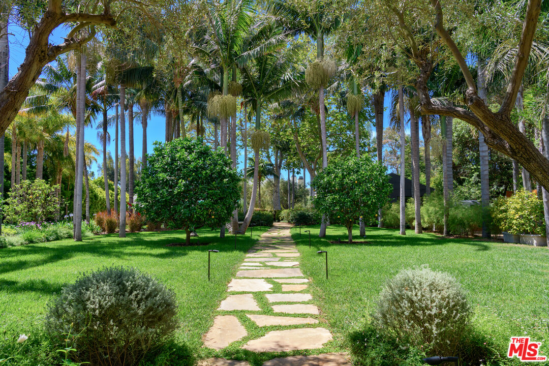 6625 Zumirez Dr