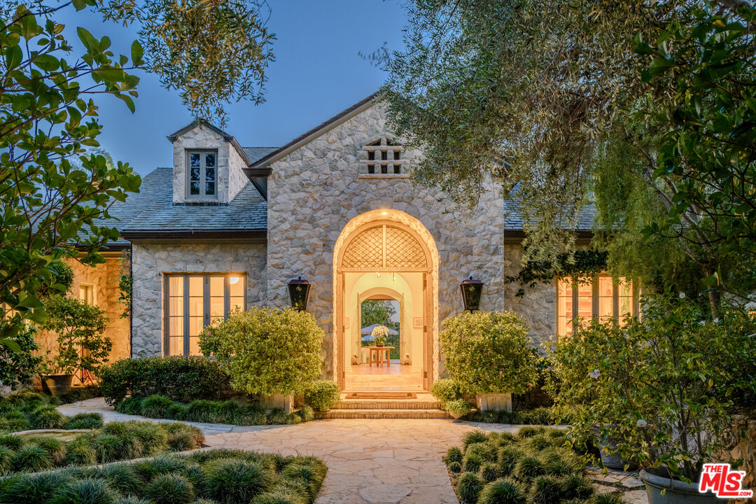 6625 Zumirez Dr