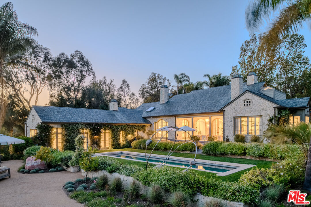 6625 Zumirez Dr