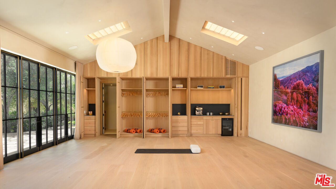 6625 Zumirez Dr