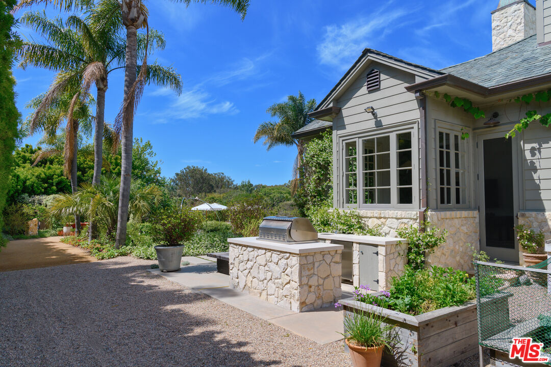 6625 Zumirez Dr