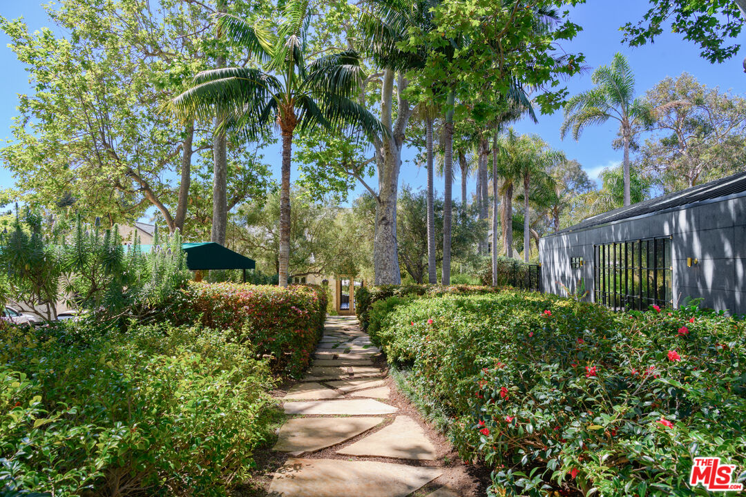 6625 Zumirez Dr