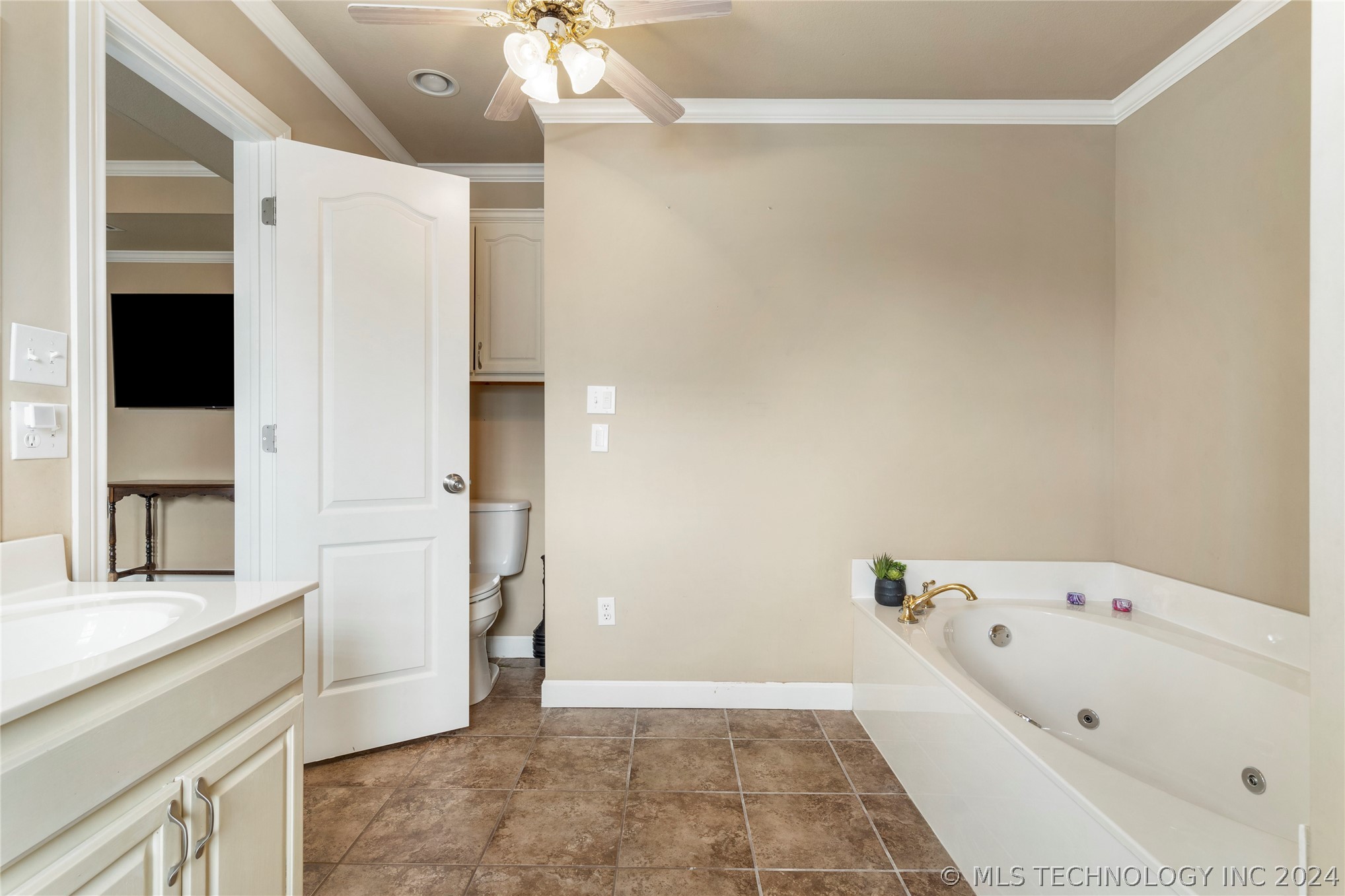 5113 S Spruce Drive