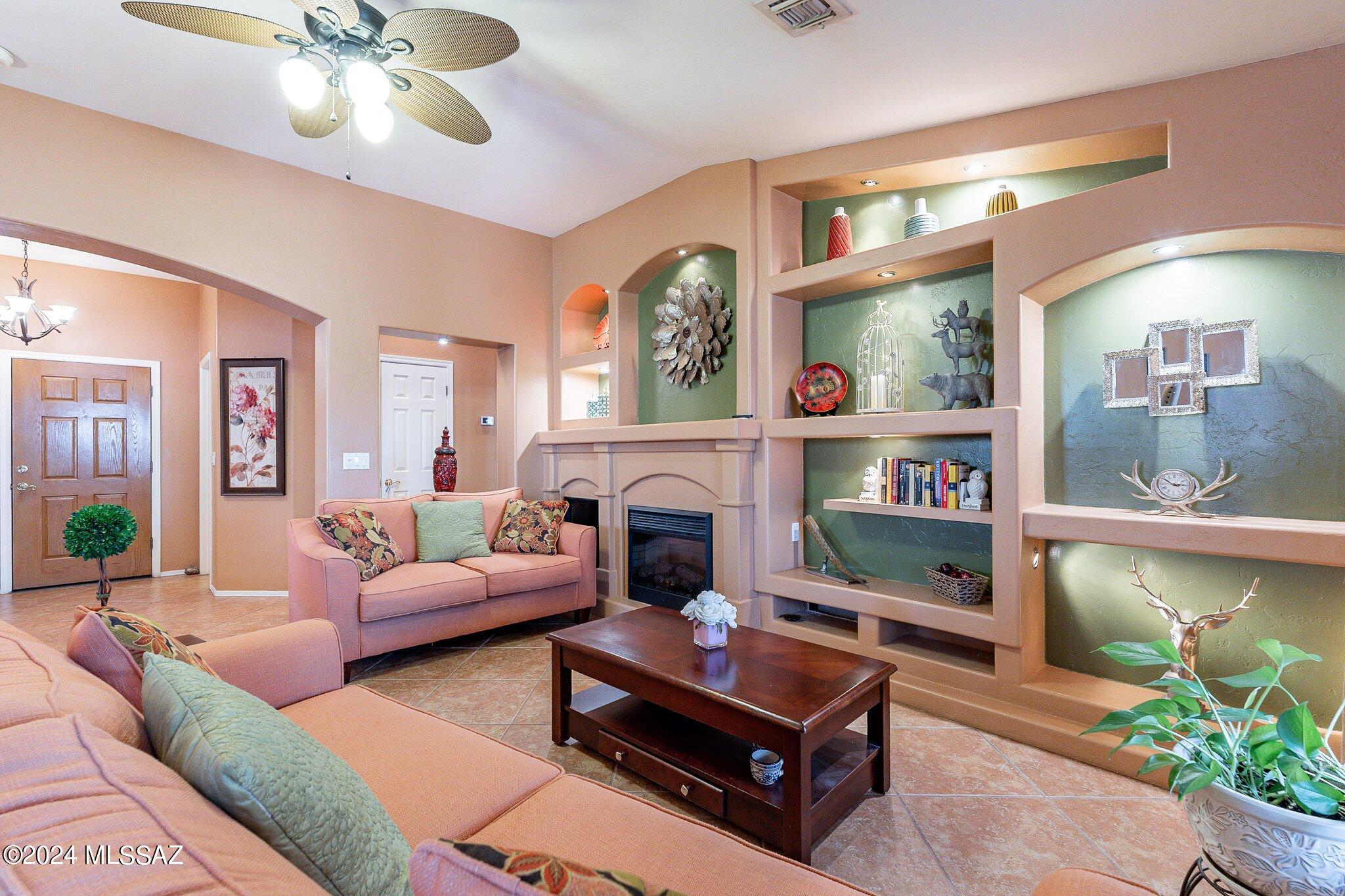 2573 N Camino Reloj