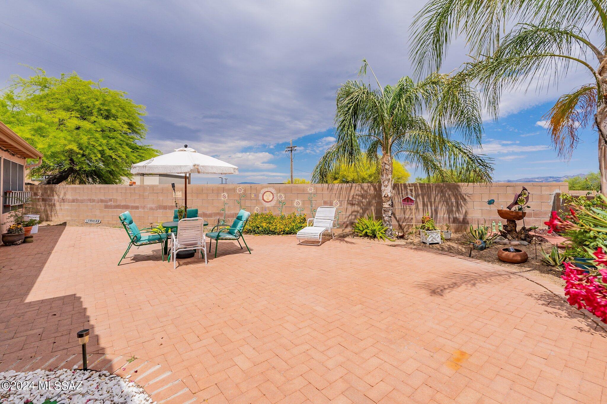 2573 N Camino Reloj