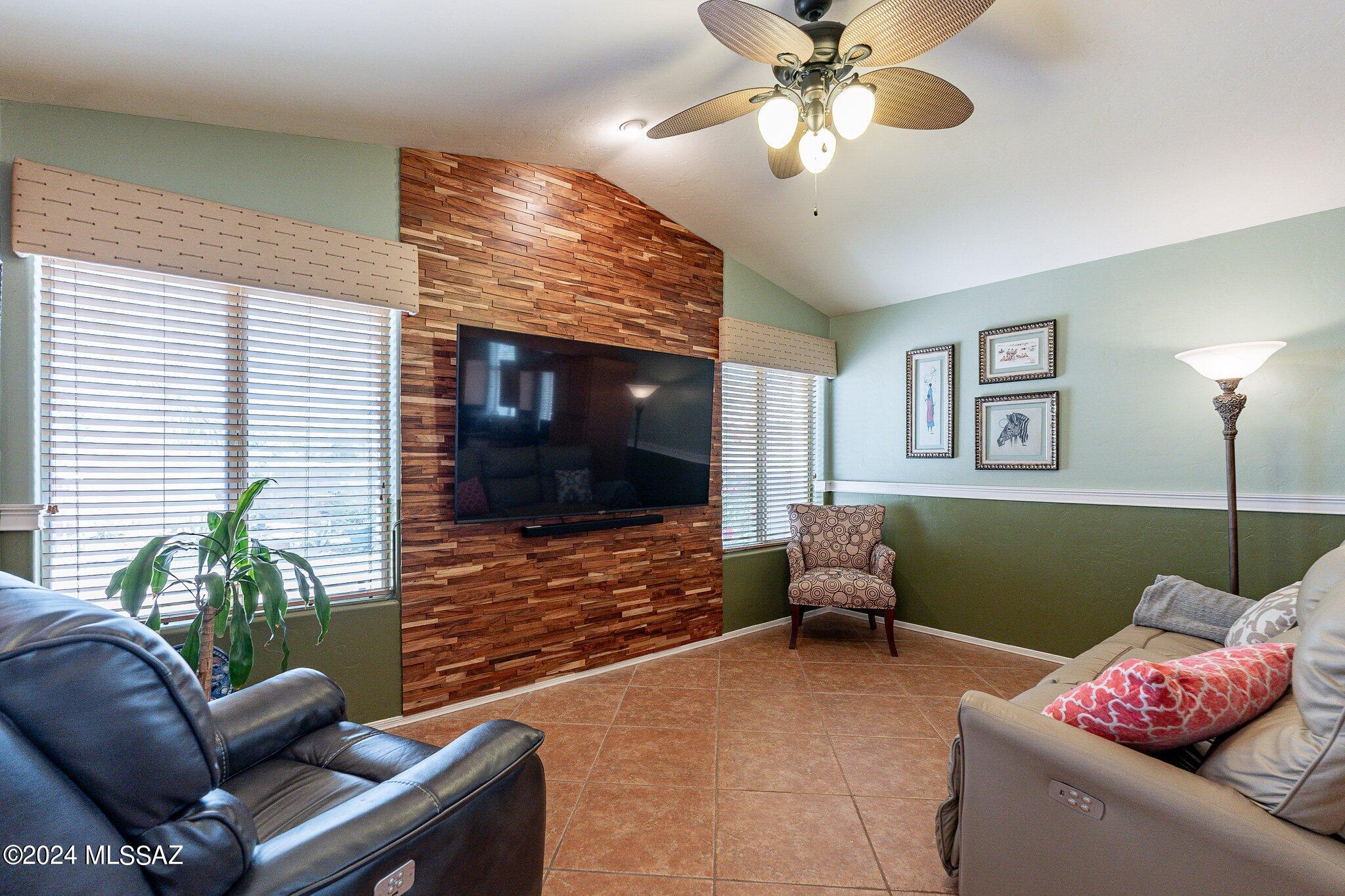 2573 N Camino Reloj