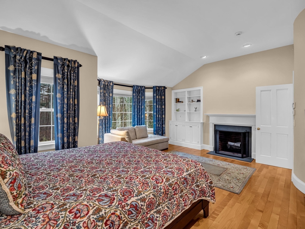 16 Buttonwood Ln