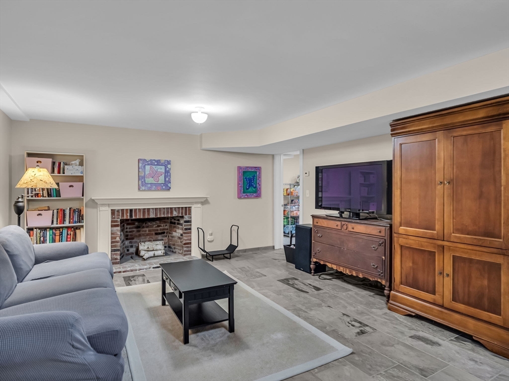 16 Buttonwood Ln