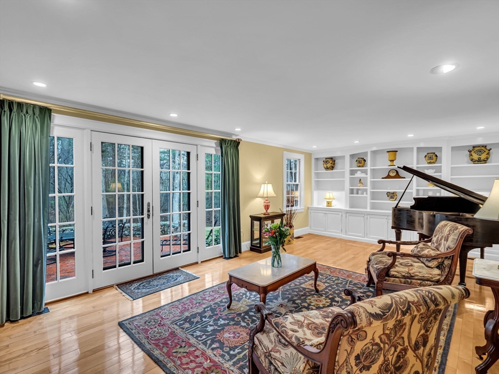 16 Buttonwood Ln