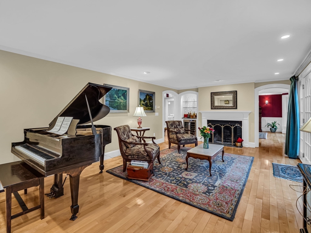 16 Buttonwood Ln