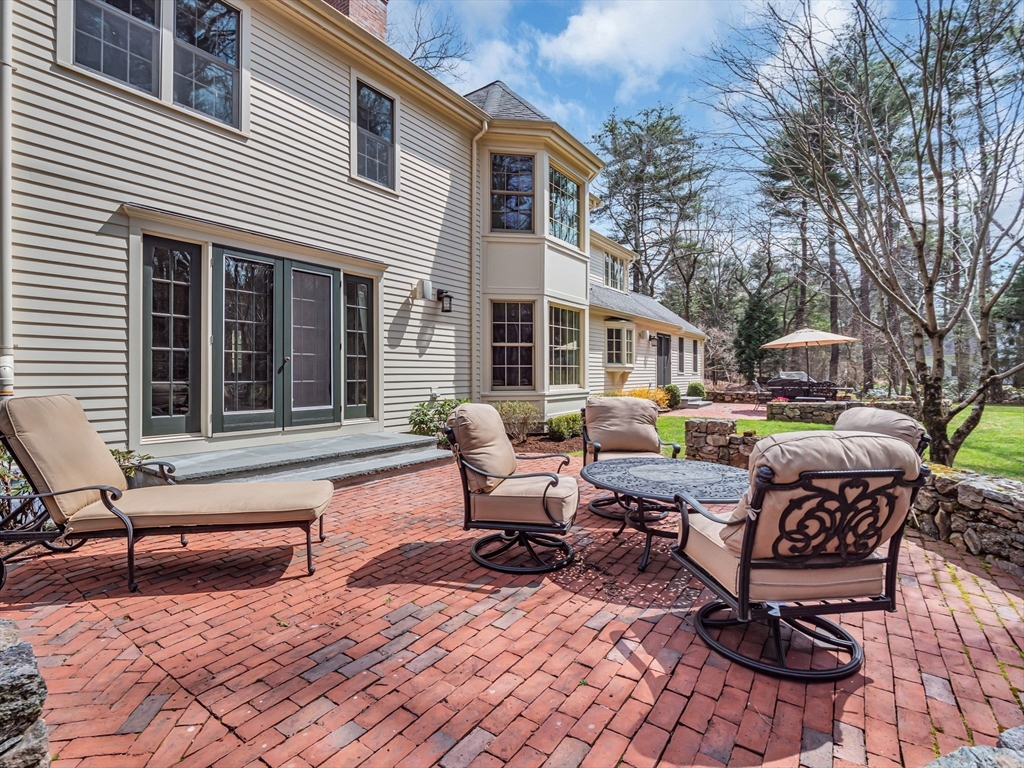 16 Buttonwood Ln