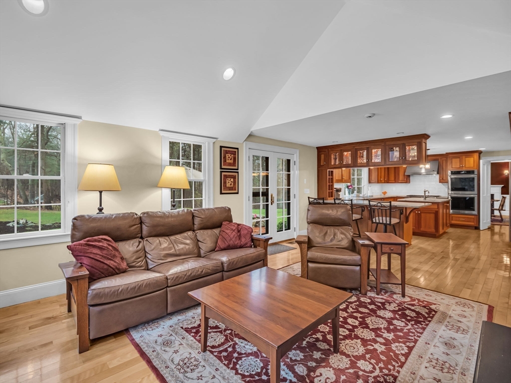 16 Buttonwood Ln