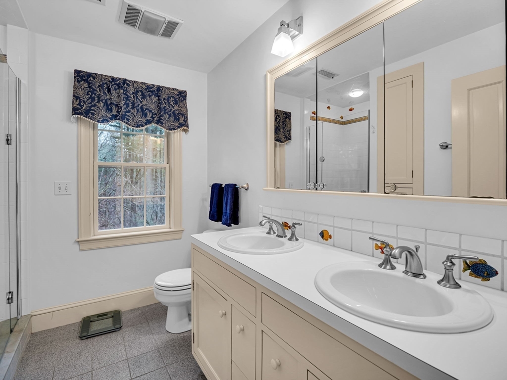 16 Buttonwood Ln