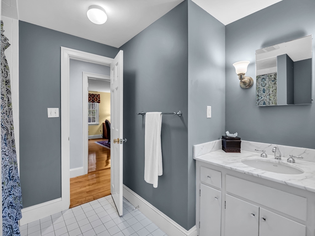 16 Buttonwood Ln