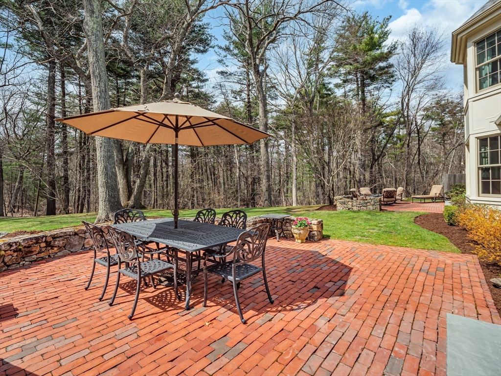 16 Buttonwood Ln