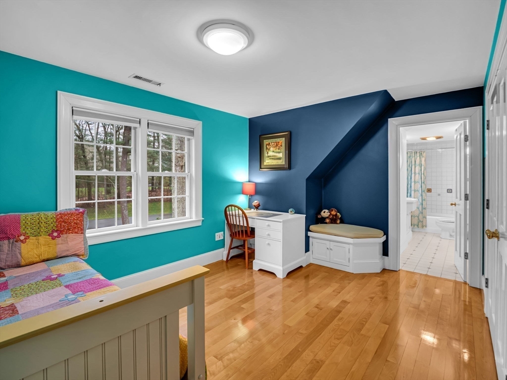 16 Buttonwood Ln
