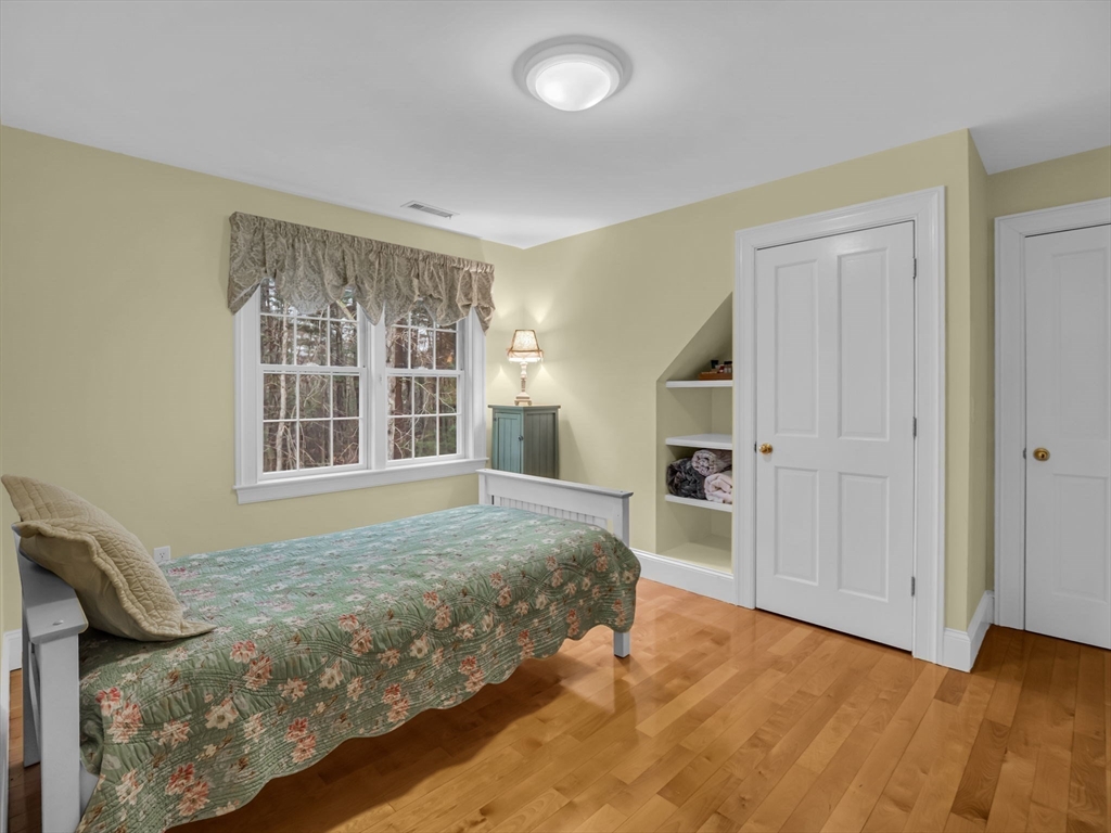 16 Buttonwood Ln