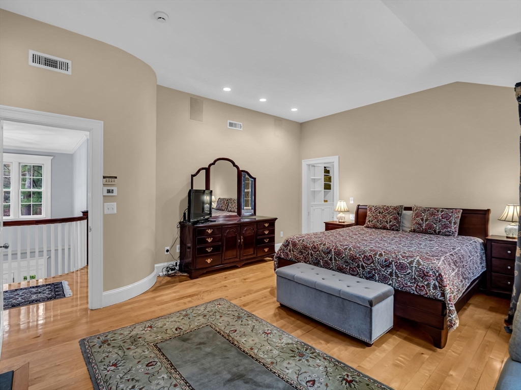 16 Buttonwood Ln