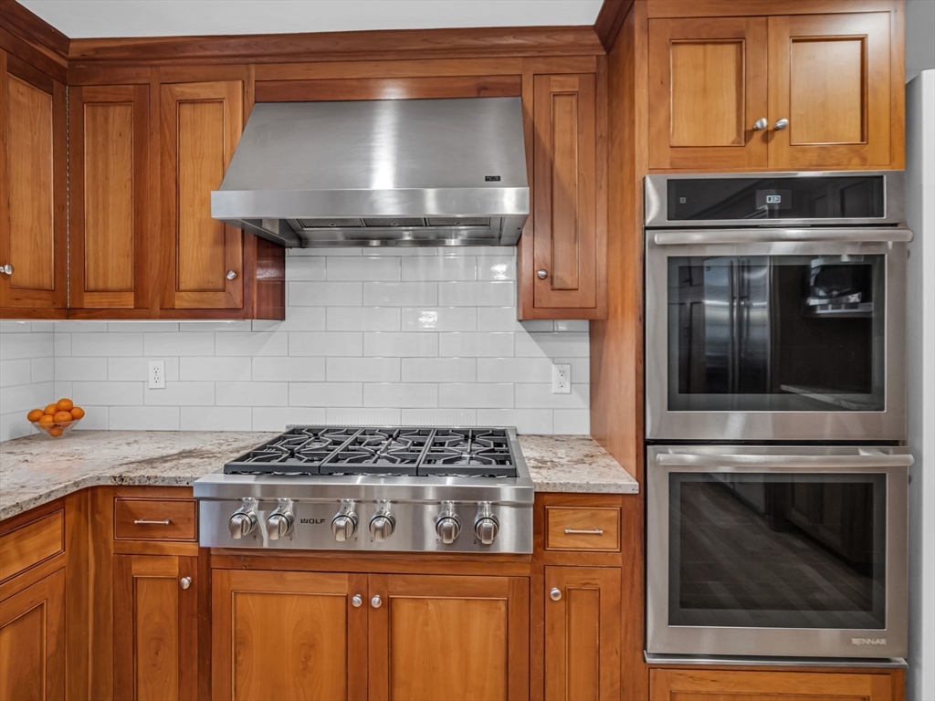 16 Buttonwood Ln